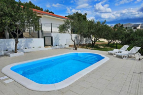 Holiday House Olive